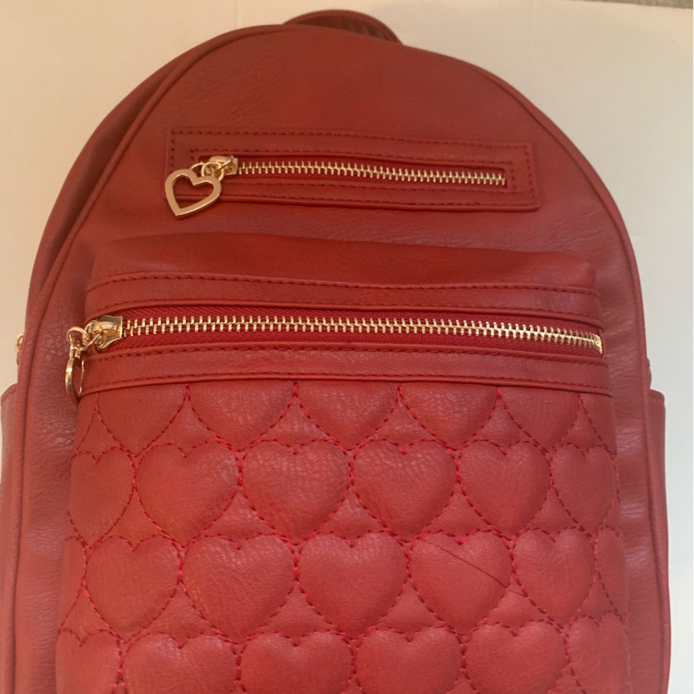 Read backpack with two zippers gold color with heart Detail